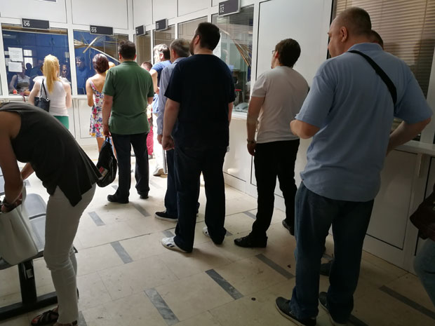 Београђани у редовима за нове дозволе